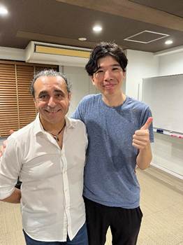 屋内, 人, 横たわる, 犬 が含まれている画像
AI によって生成されたコンテンツは間違っている可能性があります。